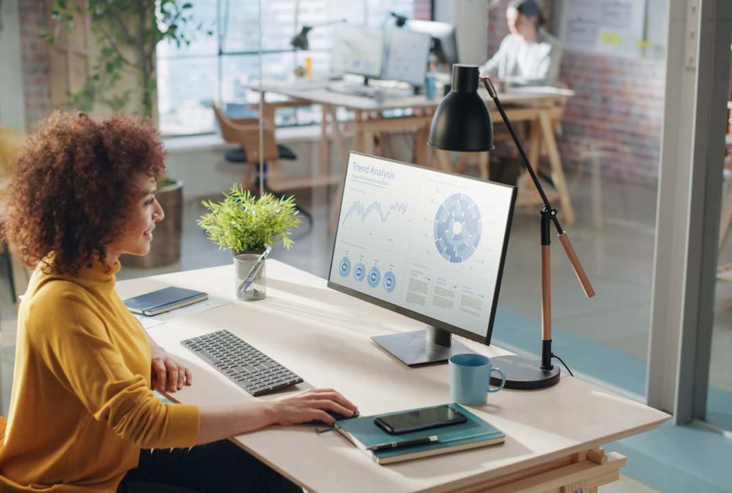 vrouw werkt achter een computerscherm